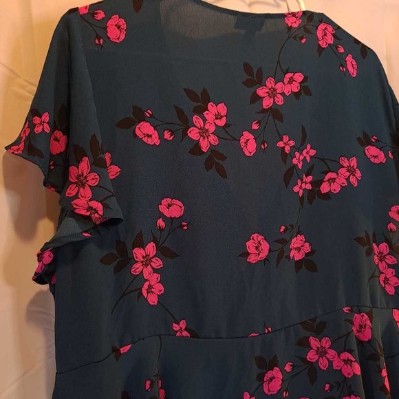 Torrid Women's Blouse Blue Pink Floral Short Flutter Sleeve V Neck Plus 2X New - Picture 2 of 6